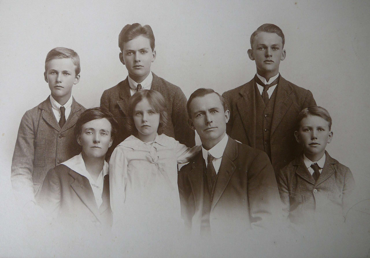 Photo of photos/Barbara Routley nee McLennan fam portrait c1915